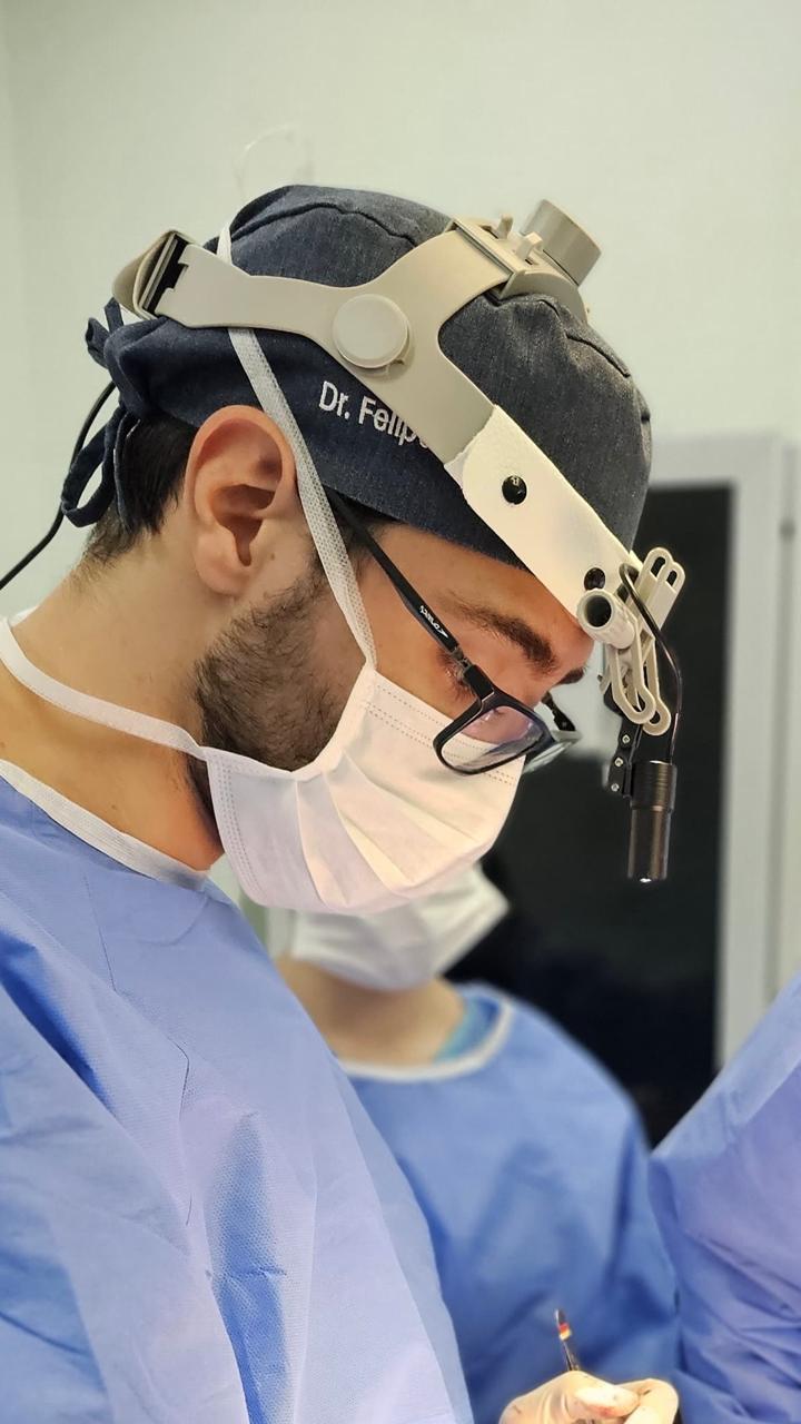 Dr. Felipe Pires operando — precisão cirúrgica em rinoplastia